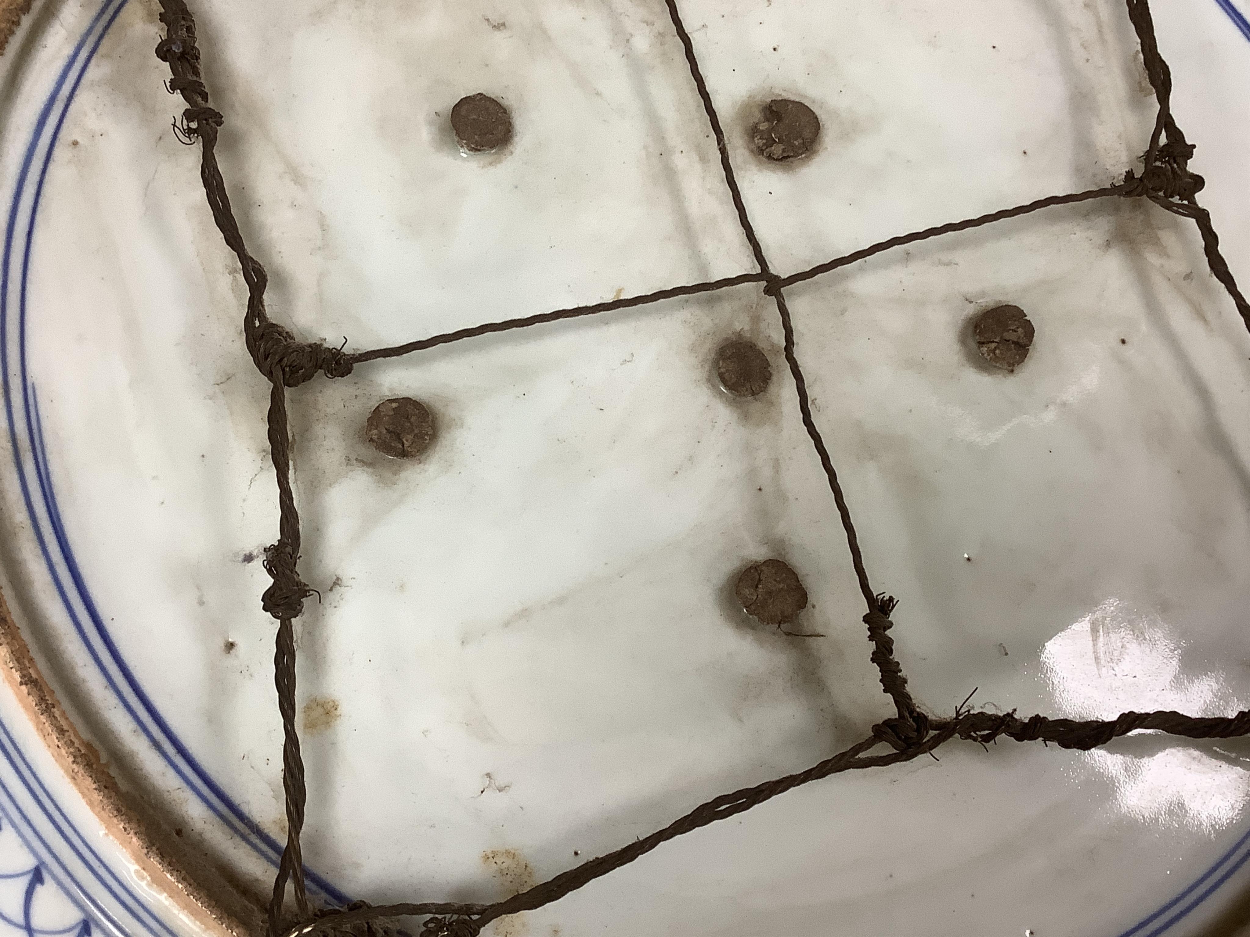 A large Japanese Imari charger, Meiji period (1868-1912), 62cm